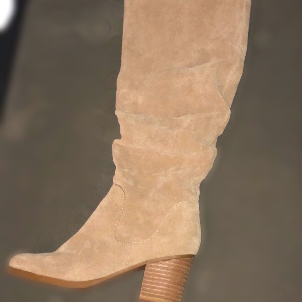 Selling Levity boots. Used 4 times , it has a spill or stain
